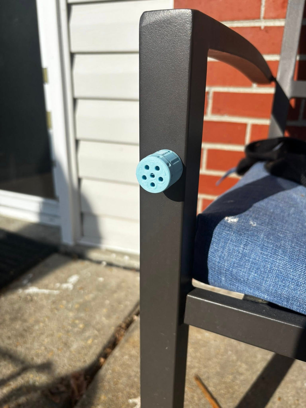 Small magnetic hide