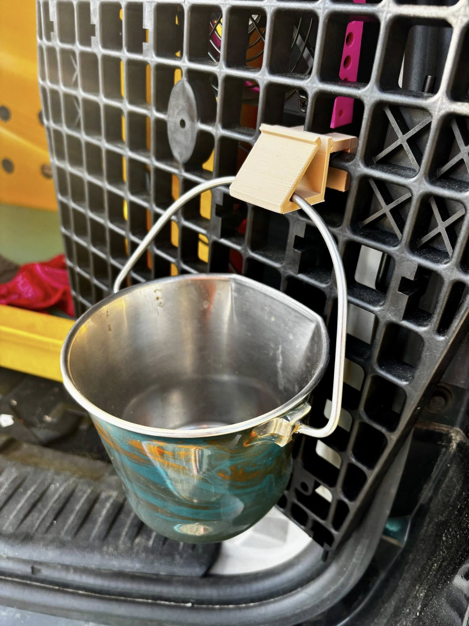 Ruffland bucket hook
