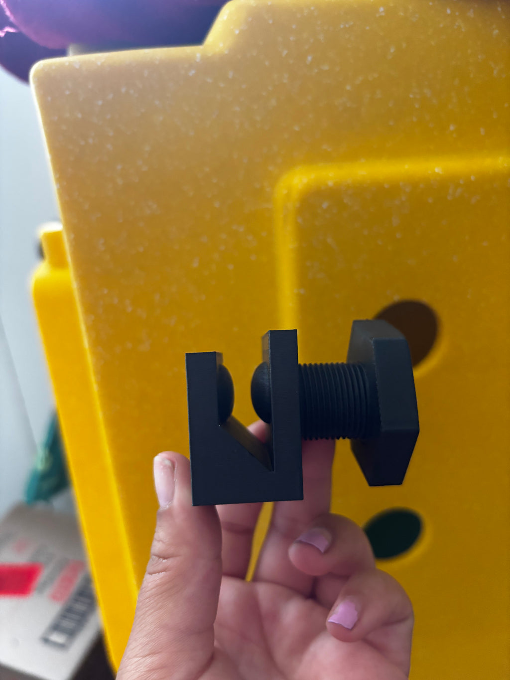 Kennel Screw-On Bucket Holder NEW