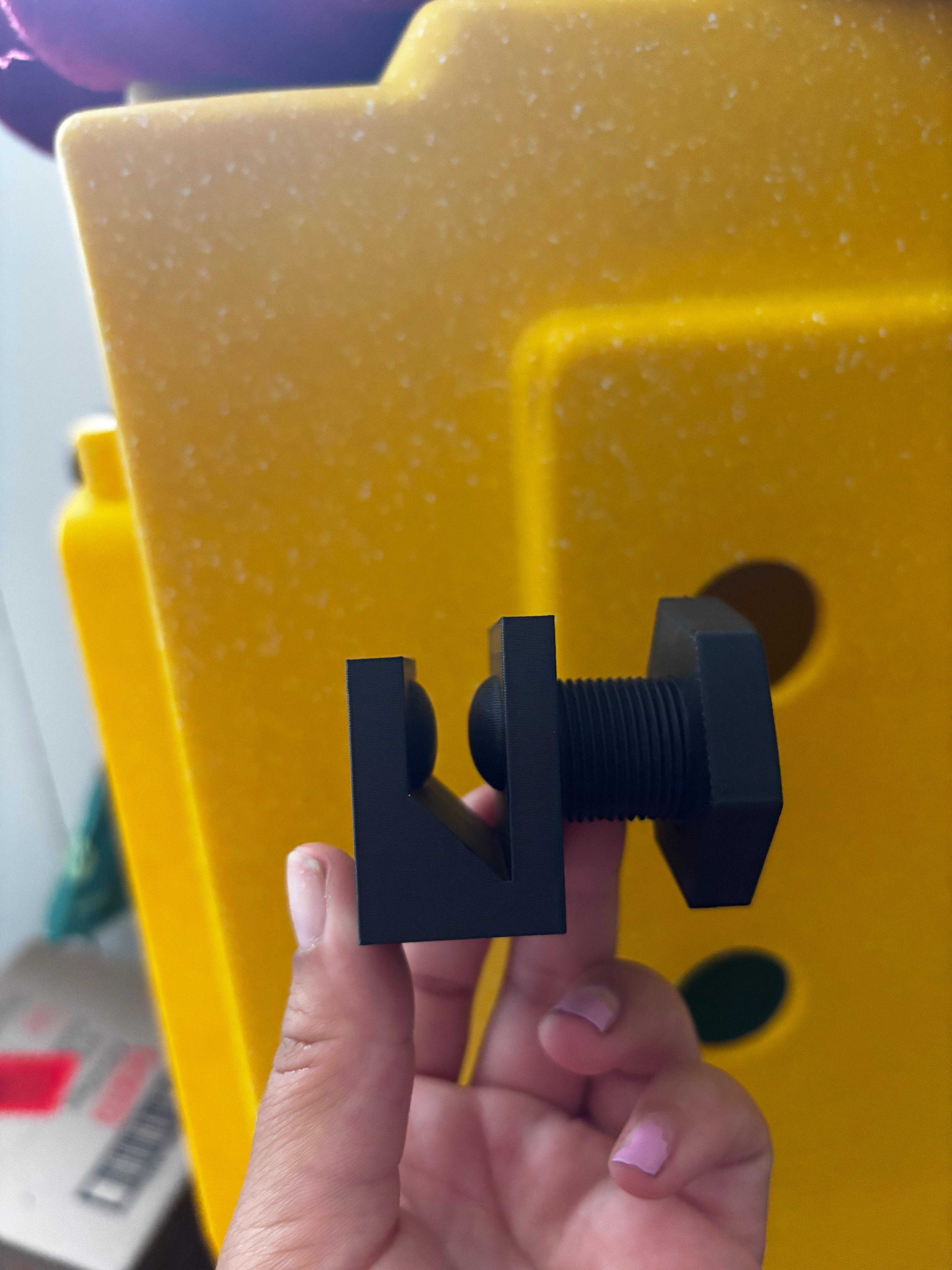 Kennel Screw-On Bucket Holder NEW
