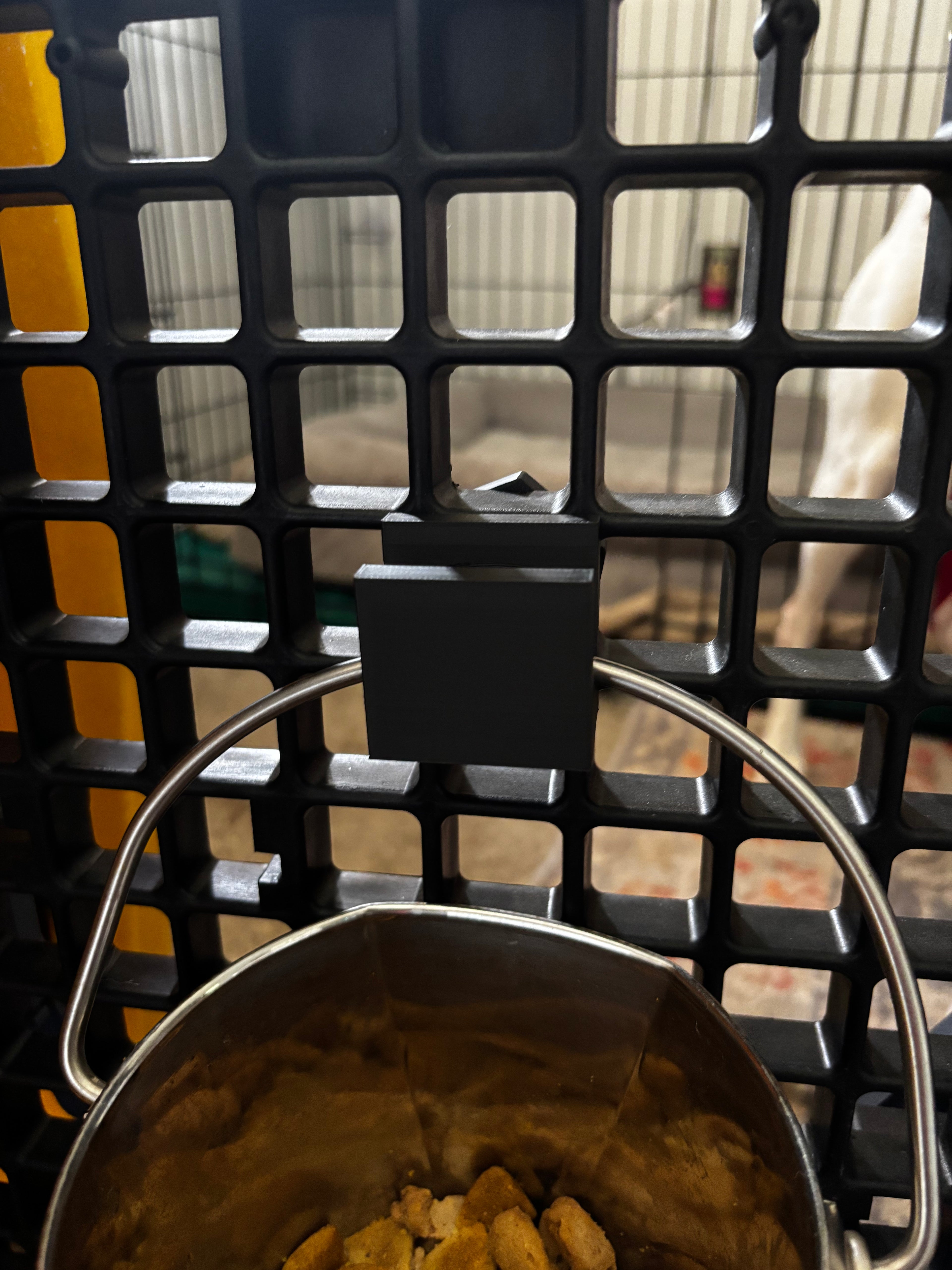Kennel Screw-On Bucket Holder NEW