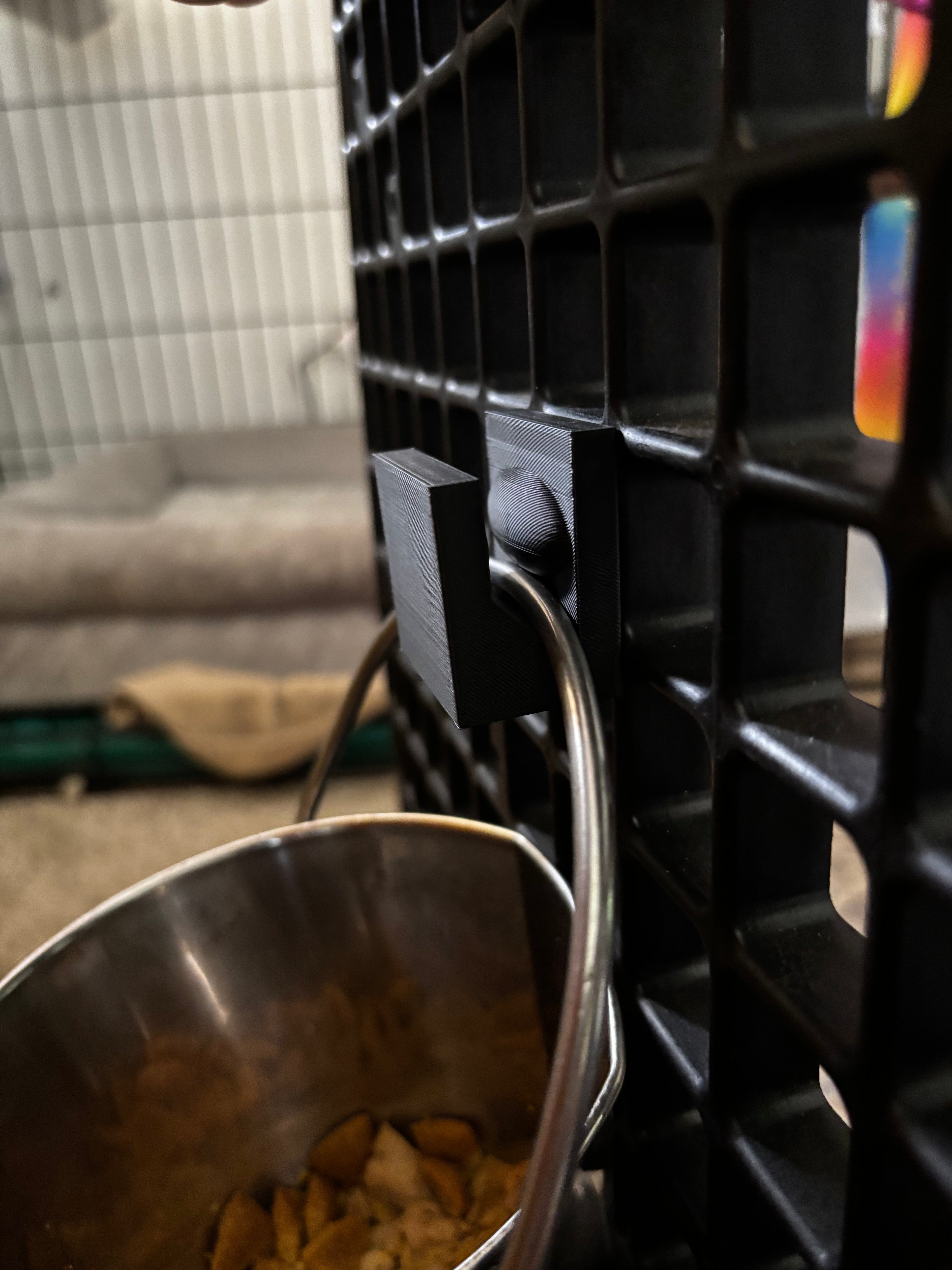 Kennel Screw-On Bucket Holder NEW