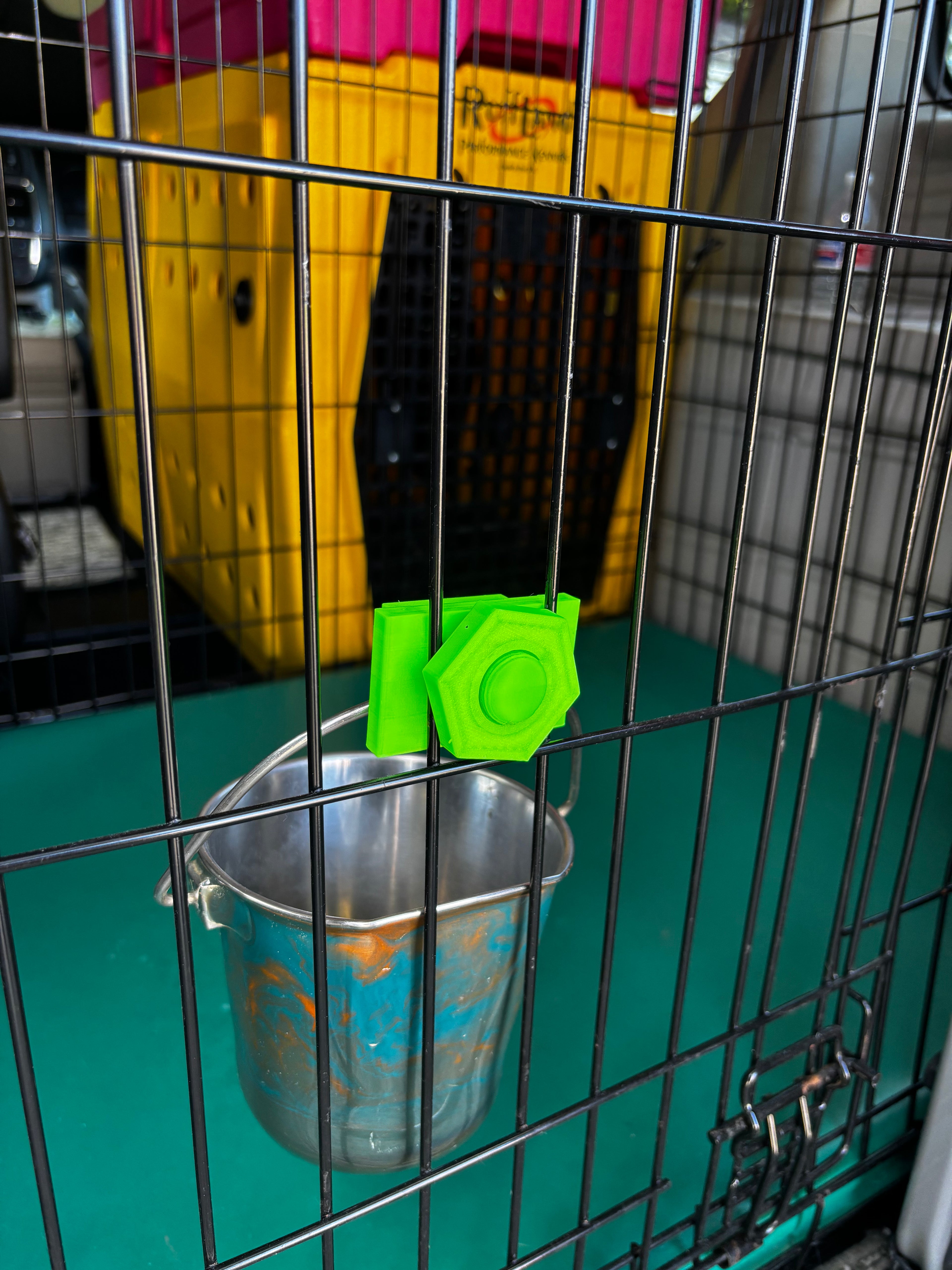Kennel Screw-On Bucket Holder (WIRE KENNEL)